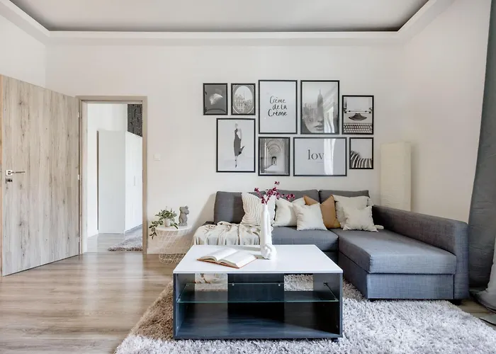 Luxe, Minimal 3Dbr Apt-Stunning New York Cafe View