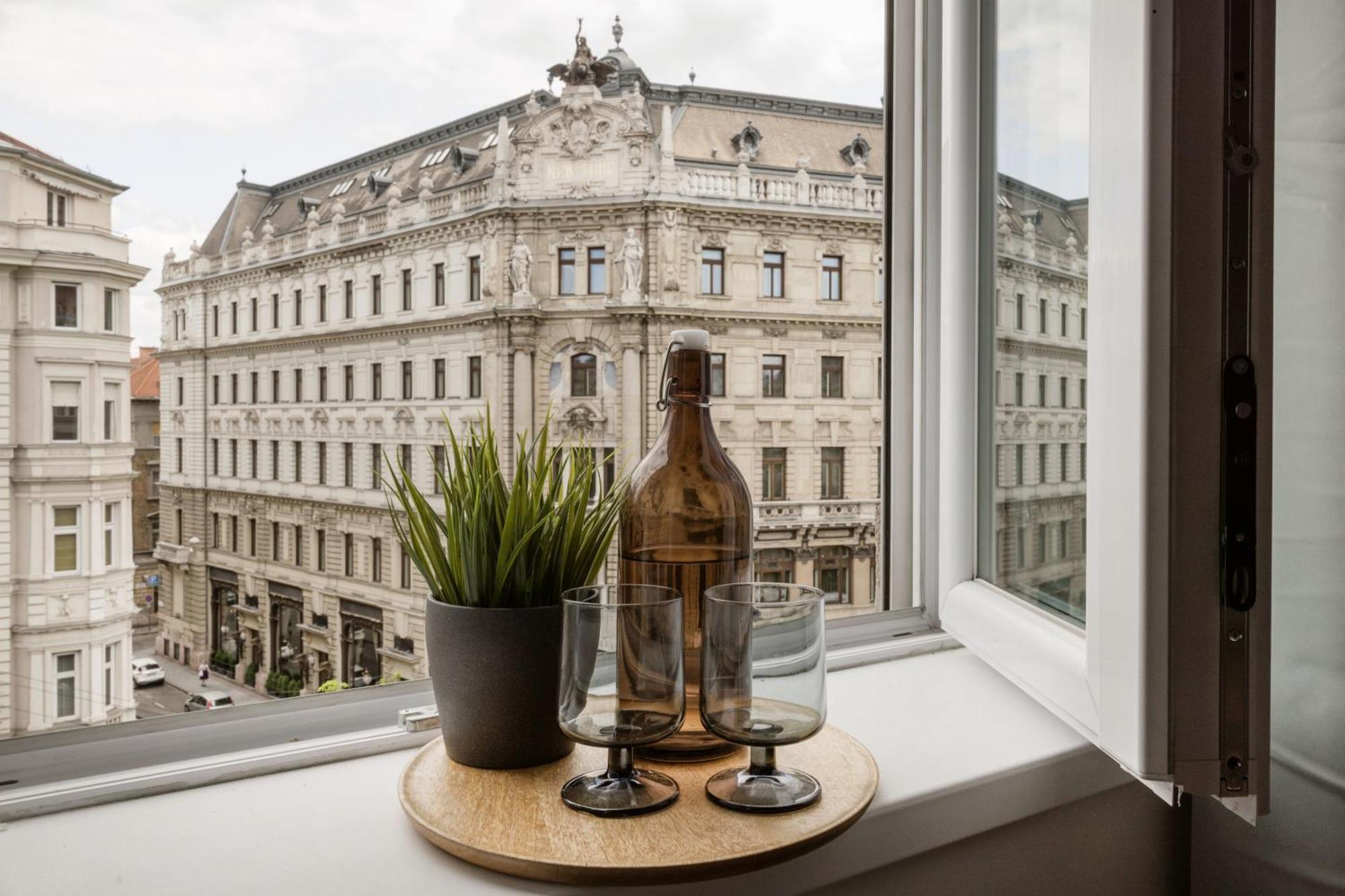 Apartment Luxe, Minimal 3dbr Apt-stunning New York Cafe View