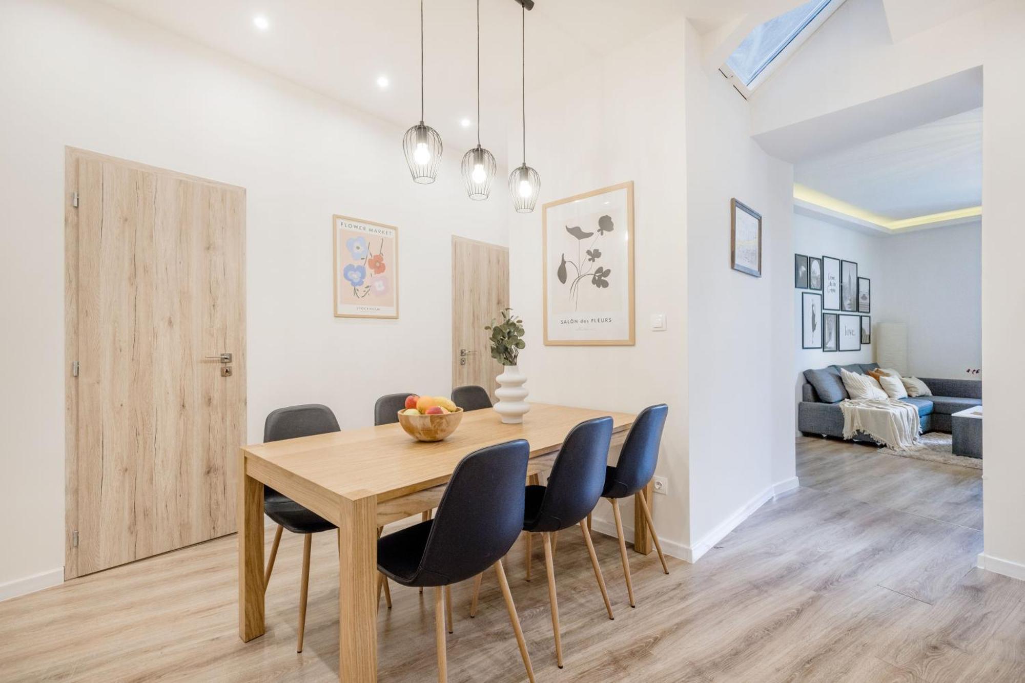Luxe, Minimal 3dbr Apt-stunning New York Cafe View