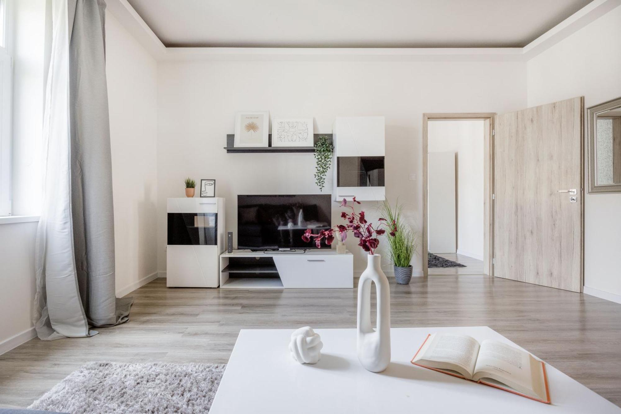 Luxe, Minimal 3dbr Apt-stunning New York Cafe View