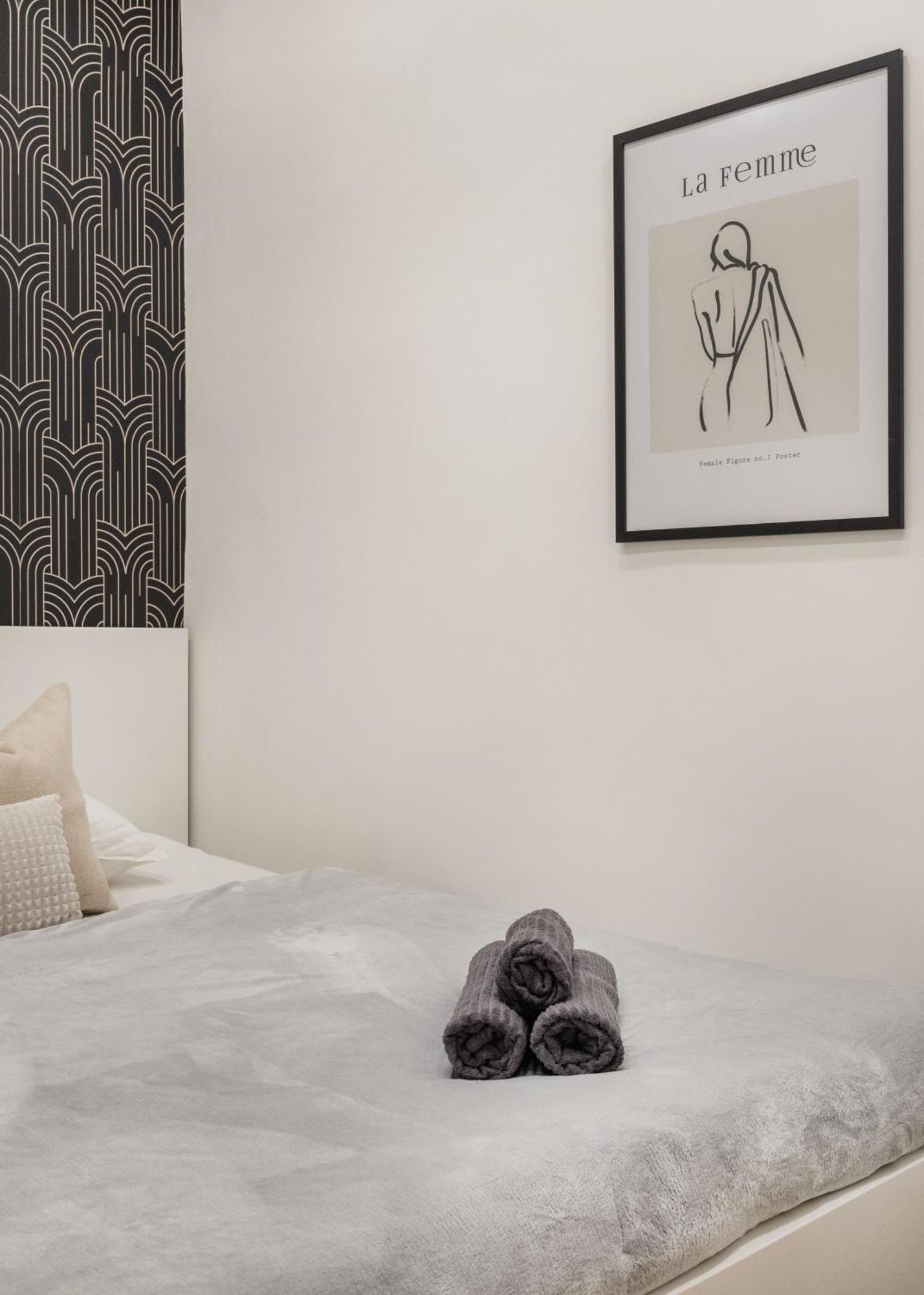 Luxe, Minimal 3dbr Apt-stunning New York Cafe View